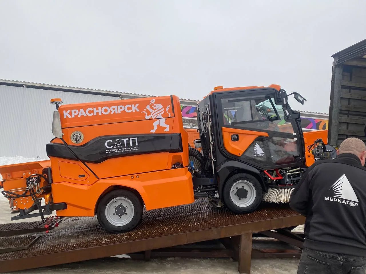 Красноярск получил 50 новых машин для уборки улиц, работающих круглый год