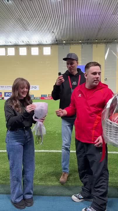 Болельщик сделал предложение девушке во время футбольного матча в Красноярске