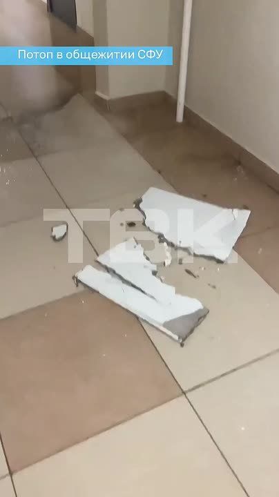 «Вода вытекала прямо из розеток»: трубу прорвало в общежитии СФУ