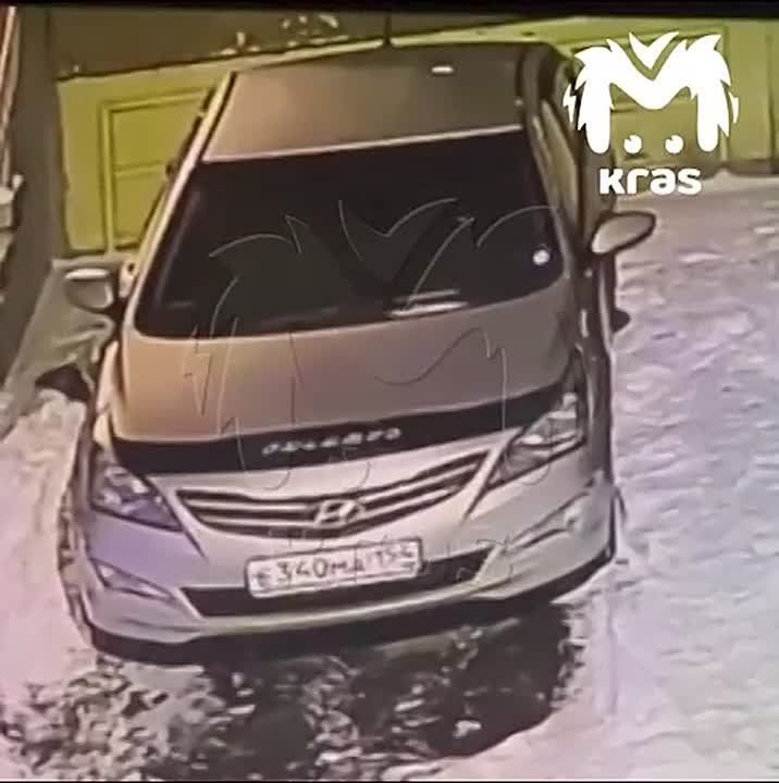 На улице Молокова в Красноярске мужчина выпал из окна на припаркованную машину