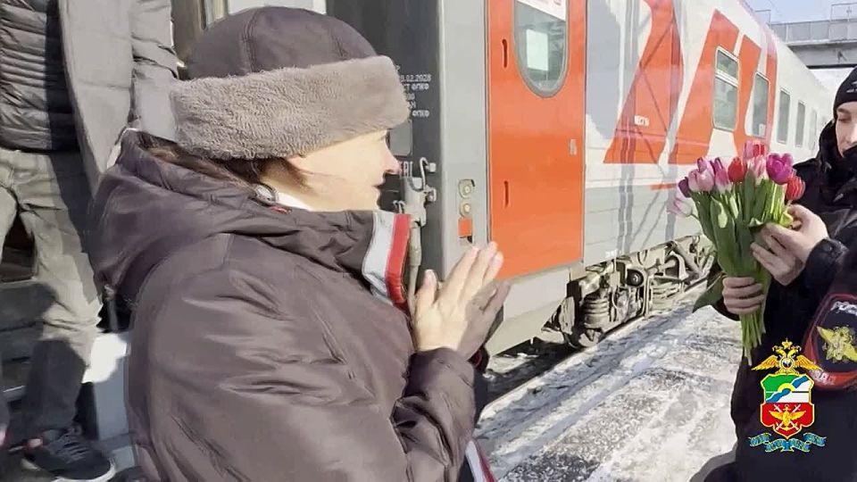 Транспортные полицейские провели акцию 8 для тех, кто встретил весенний праздник в пути