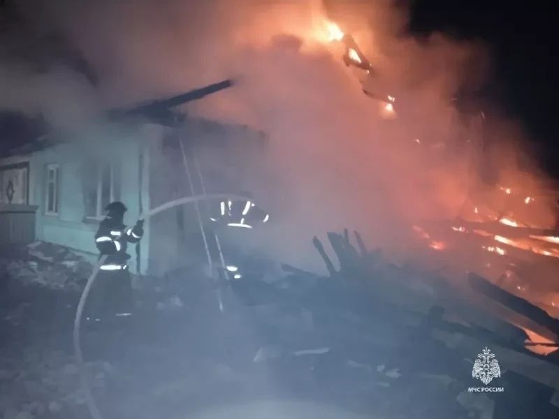 Сегодня ночью в Сухобузимском загорелась кровля двухэтажного дома