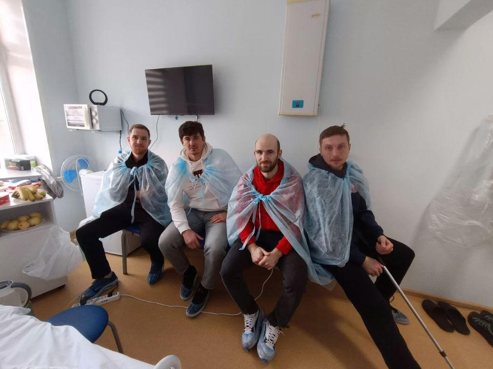 Хоккеисты «Енисея» навестили в больнице товарища по игре