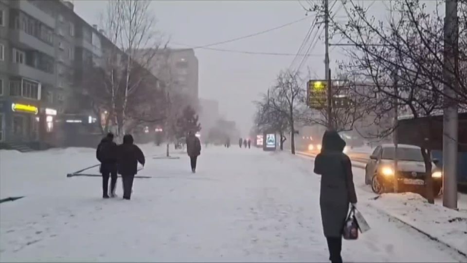 На Красноярск обрушился снегопад и сильный ветер