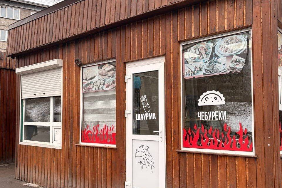 В Красноярске 40-летний любитель шаурмы избил владельца кафе на улице Матросова