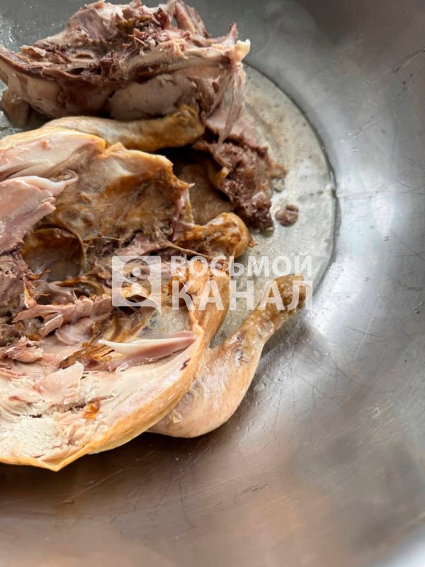 В Дивногорске повара пожаловались на поставку рыбы с "запахом мочи" и несвежих продуктов