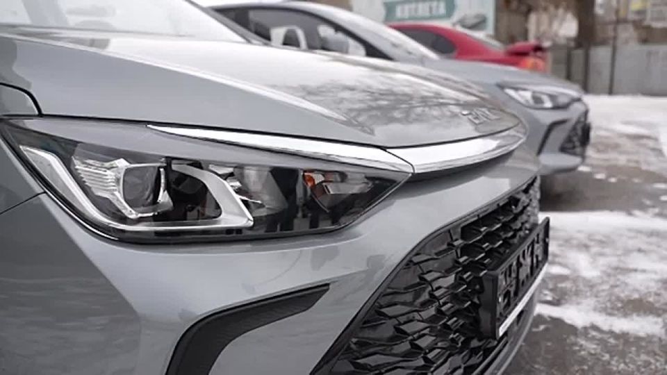 ГУБЕРНАТОР МИХАИЛ КОТЮКОВ ВРУЧИЛ КЛЮЧИ ОТ АВТОМОБИЛЯ ДВУМ ВЕТЕРАНАМ СВО