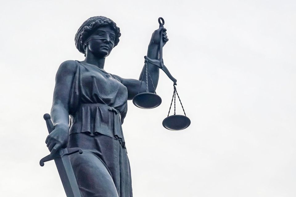 В Красноярске директор и бухгалтер фирмы незаконно обналичили около 30 миллионов рублей через интернет-банкинг и получили за это срок 3 и 3,5 года условно