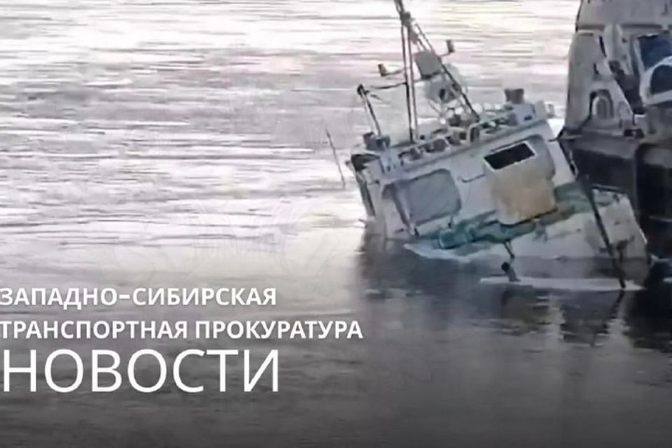 В Красноярске на Енисее оказался затопленным теплоход