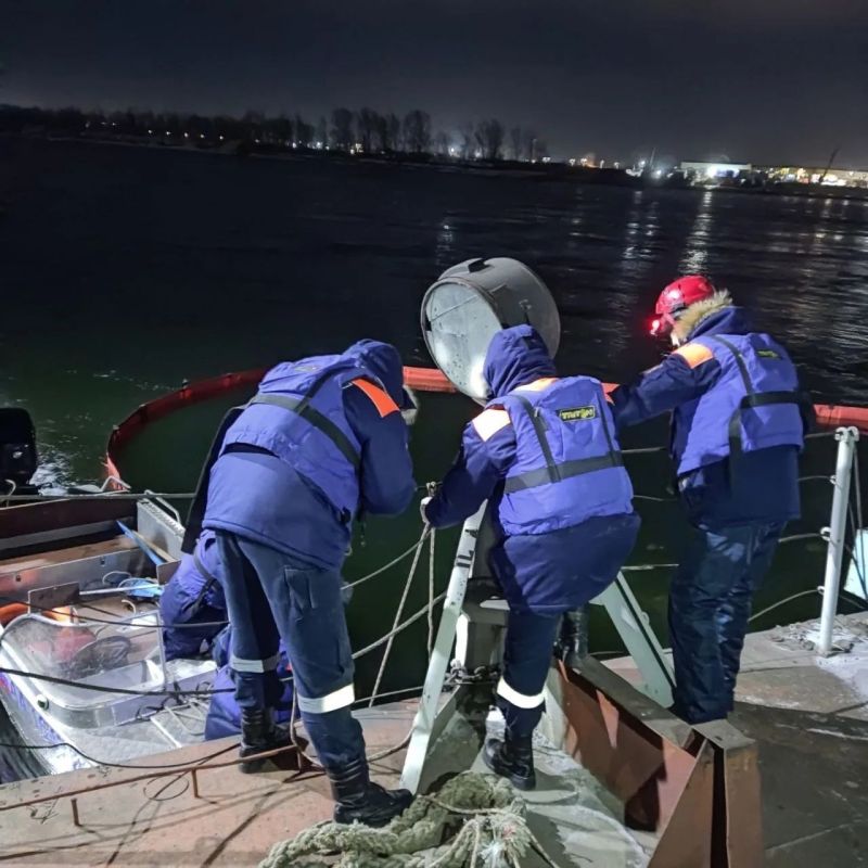 Дизельное топливо вытекло из затонувшего теплохода в Красноярске