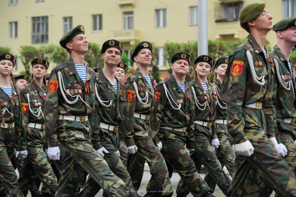 В Красноярске молодежь может стать участниками почетного караула «Пост №1» у Вечного огня Мемориала Победы и пройти в торжественном шествии 9 мая