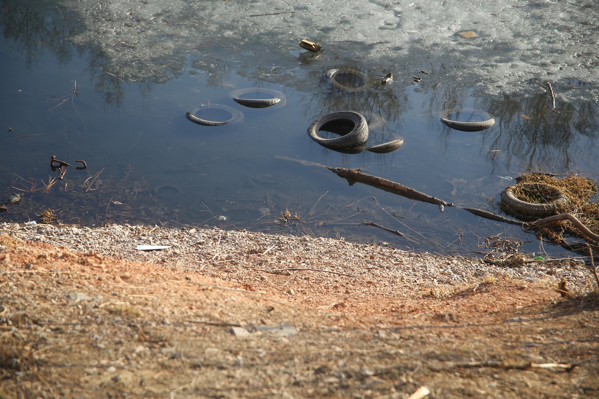 Красноярские спасатели ликвидируют разлив топлива из затонувшего теплохода