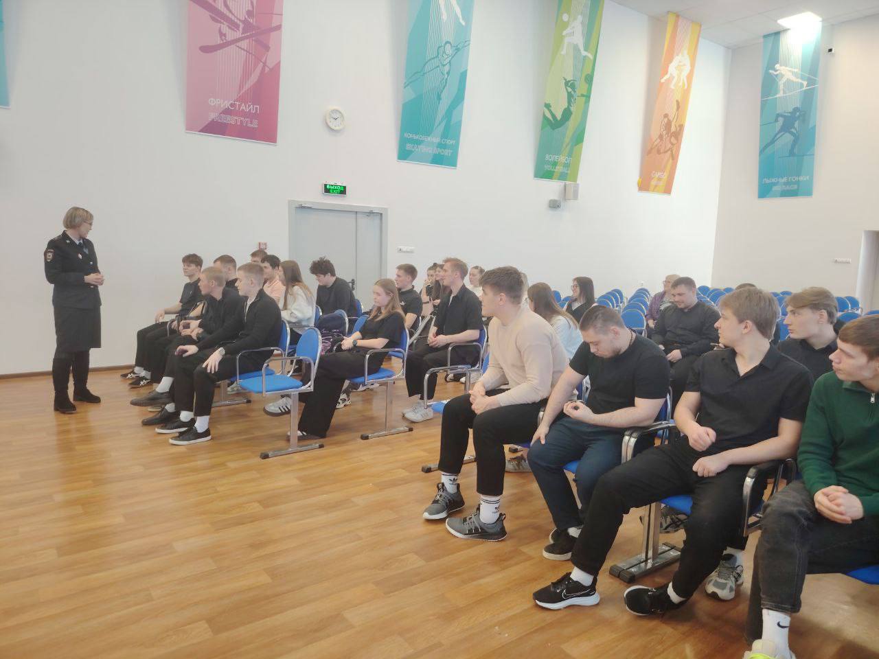 Полицейские рассказывают студентам о службе Полицейские рассказывают студентам о службе