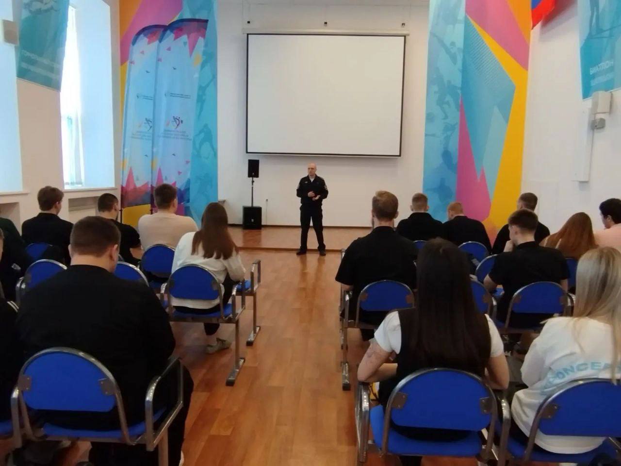 Полицейские рассказывают студентам о службе Полицейские рассказывают студентам о службе