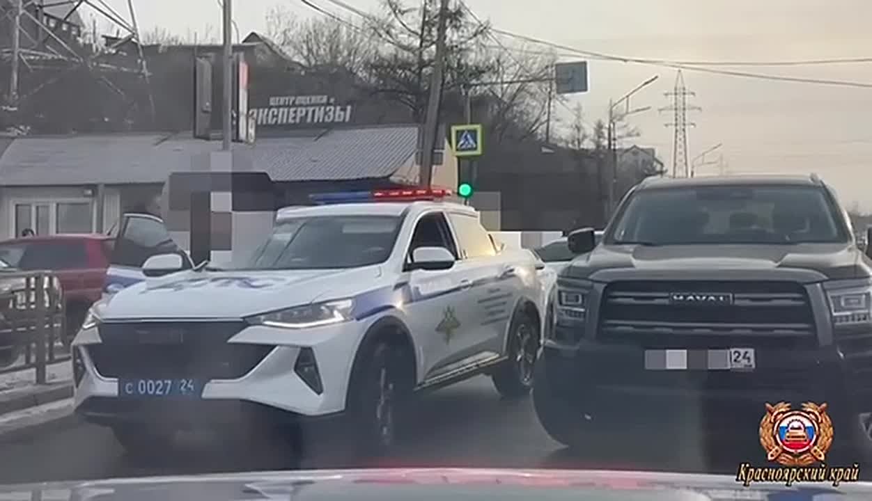 Сотрудники ГАИ помогли довезти до больницы рожающую женщину в Красноярске
