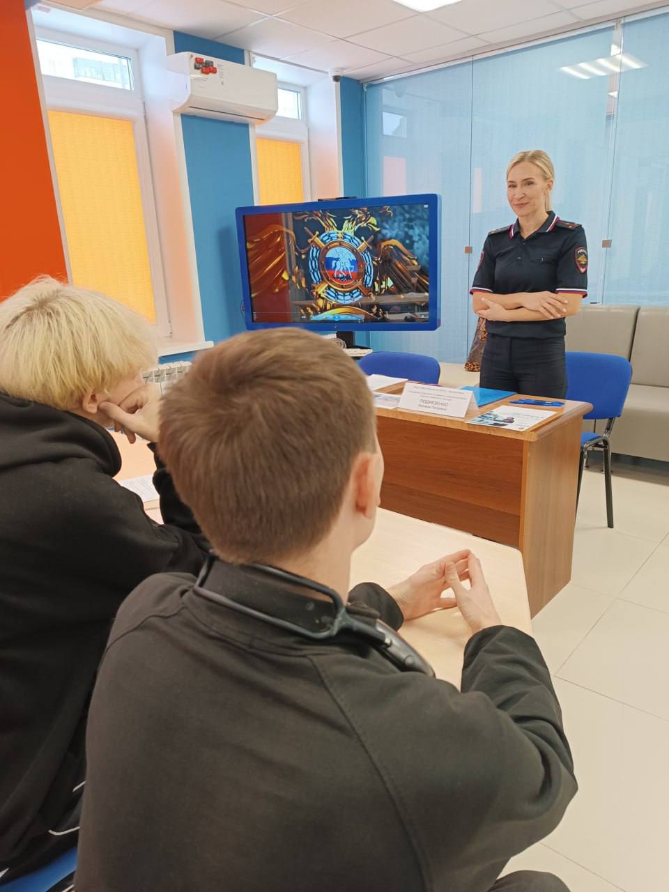 Полицейские рассказывают студентам о службе