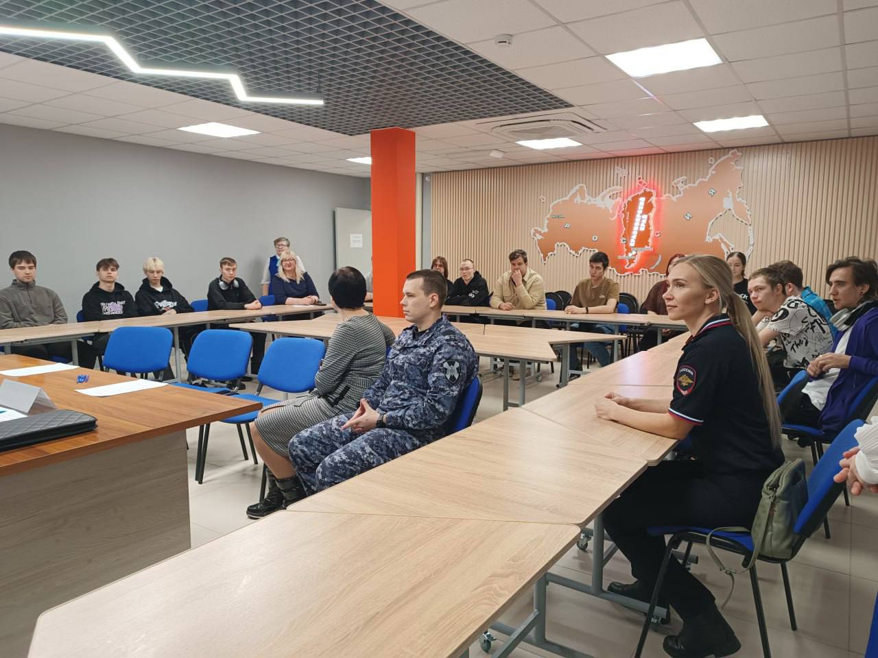 Полицейские рассказывают студентам о службе Полицейские рассказывают студентам о службе