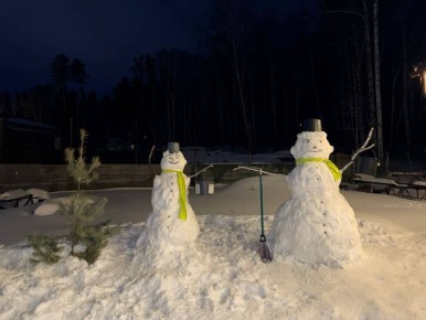 «С первыми лучами весеннего тепла мы слепили снеговиков – как маленькое прощание с зимой»