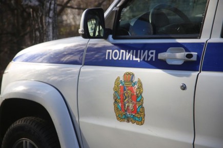 Красноярске работник автомойки отправился по магазинам с найденной картой