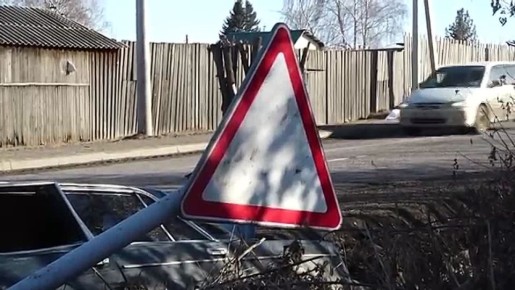 ГОНЩИК СНЕС СТОЛБ, БРОСИЛ АВТОМОБИЛЬ И СКРЫЛСЯ