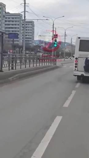 Двое красноярцев зацепились за автобус и проехались по проспекту