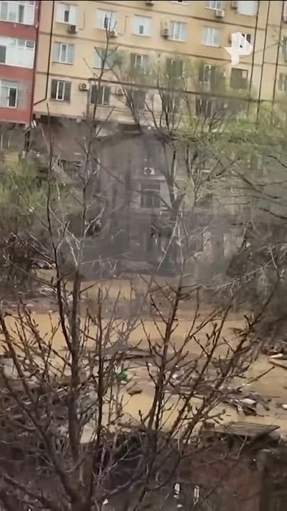 Дом обрушился из-за наводнения в Махачкале