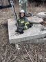 В Ужуре сотрудники МЧС спасли щенка, упавшего в 5-метровый колодец