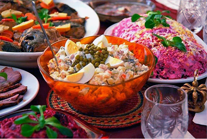 Ретроспектива праздничного стола 1980-х: как семья варила счастье на десерт и закуски