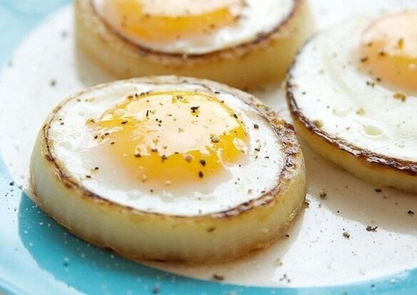 Завтрак с изюминкой: яичница в луке