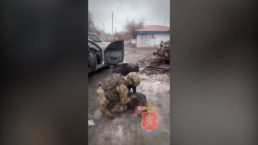 Кадры оперативной съёмки из Красноярска – в результате совместных мероприятий краевых органов полиции и спецназа Росгвардии пресечена деятельность мошенников, присваивавших и продававших чужое недвижимое имущество