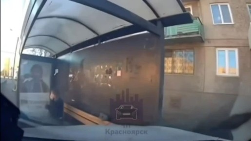 Водитель авто проехал на красный, влетел в остановку и сбил женщину в Красноярске