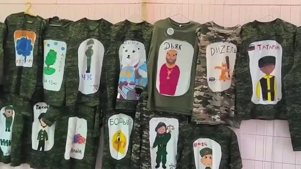 Дети из края разрисовали больше 500 футболок для бойцов СВО