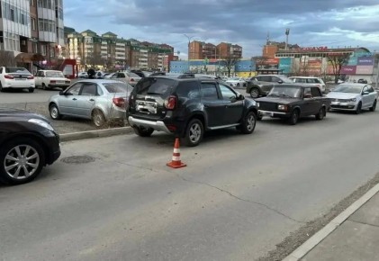 В Абакане во дворе дома 10-летний ребёнок попал под колеса автомобиля