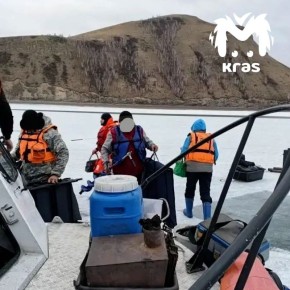 Четыре рыбака чуть не уплыли на льдине по Красноярскому водохранилищу