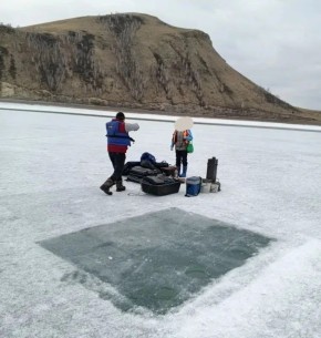 Льдина с четырьмя рыбаками откололась от берега на Красноярском водохранилище