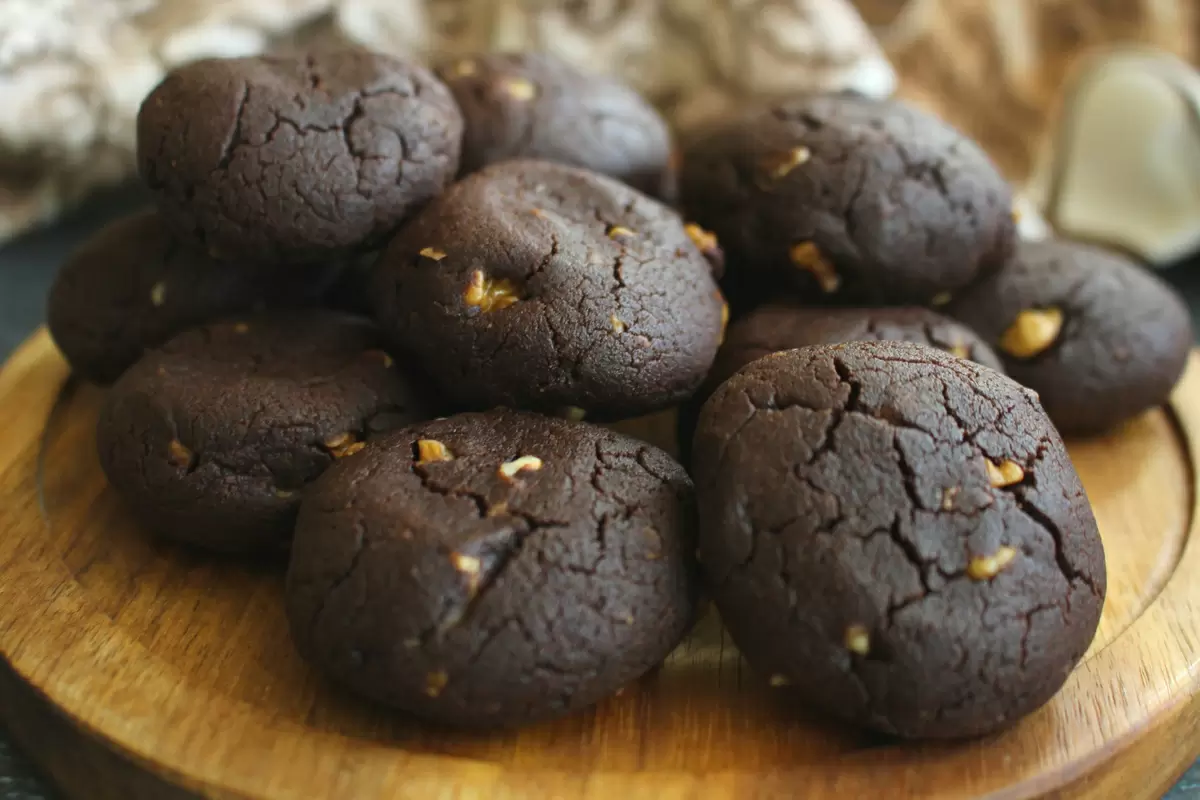 Пеките с удовольствием: шоколадное печенье из гречневой муки всего за 15 минут