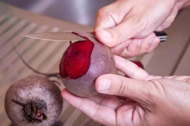 Как быстро очистить руки после свеклы: полезные советы