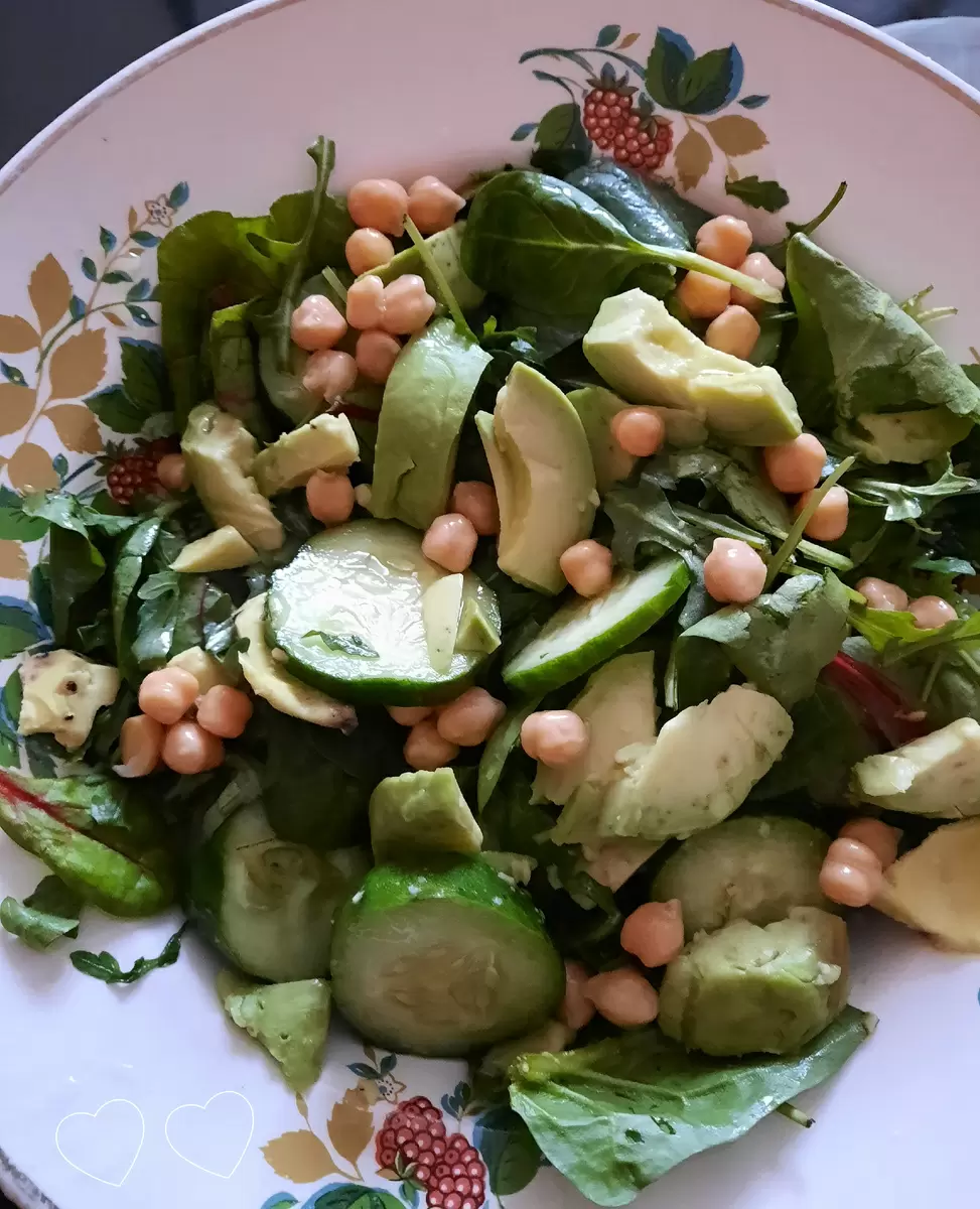 Легкий весенний салат для яркого настроения