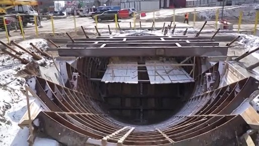 РУЧНАЯ РАБОТА: СТРОИТЕЛИ НАЧАЛИ ТРУДИТЬСЯ В СТАРОМ ТОННЕЛЕ МЕТРО