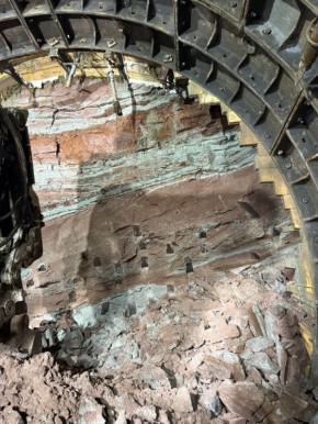 Смотрите, какая красивая красно-зелёная порода в строящемся тоннеле между станциями «Высотная» и «Копылова»