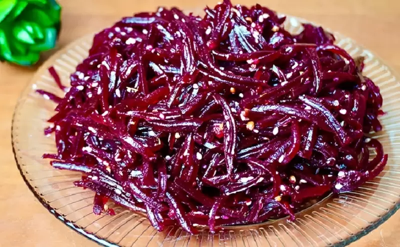 Свекольный салат по-французски: удивите гостей простотой и вкусом