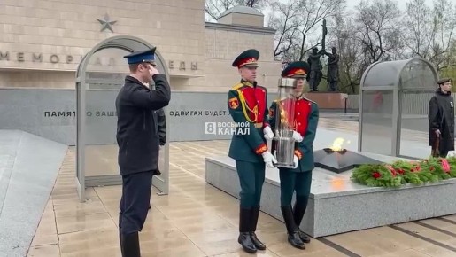 Сегодня частицу Вечного огня доставили к Мемориалу Победы
