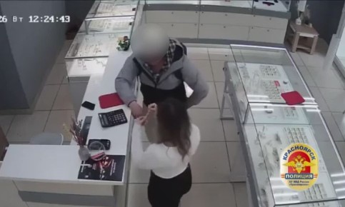 В Красноярске полицейские задержали по горячим следам подозреваемого в ограблении ювелирного магазина