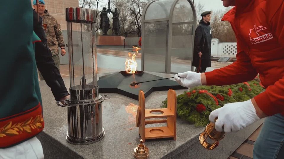 В преддверии Дня Победы в Красноярск прибыла капсула с частицей Вечного огня, зажжённого у Могилы Неизвестного Солдата в Москве