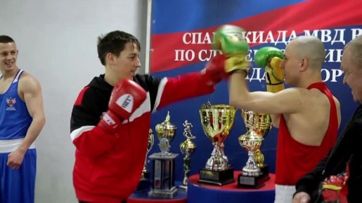 В Красноярске в рамках празднования Дня Победы в ледовом дворце «Кристалл арены» полицейские ГУ МВД России по Красноярскому краю провели выставку специальной техники МВД и познакомили граждан со своей профессией