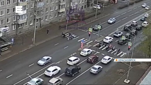 Водитель легковушки чуть не сбил толпу пешеходов в Красноярске
