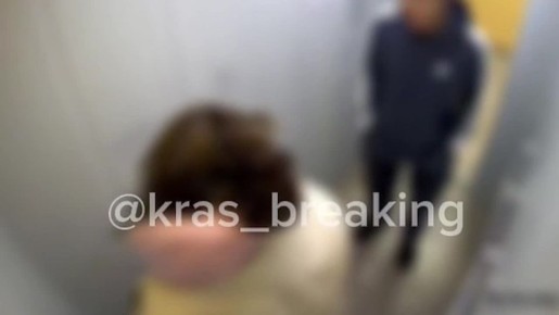 Красноярец жесткого избил женщину в лифте дома