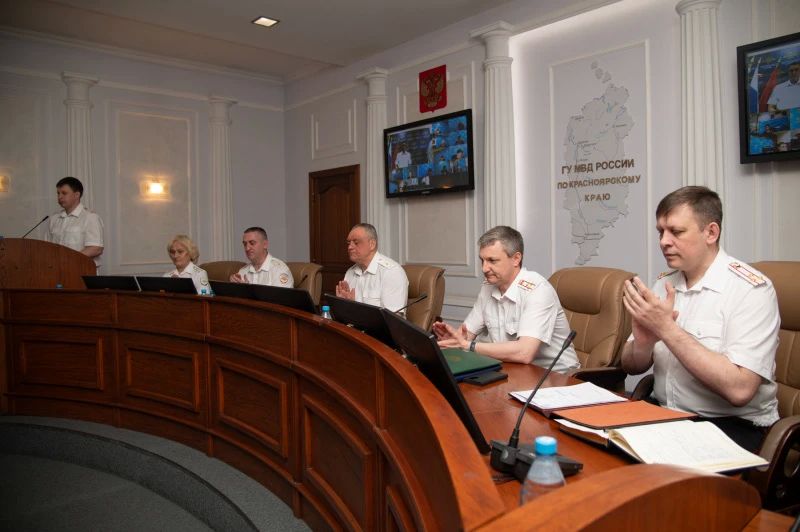 Начальник ГУ МВД России по Красноярскому краю Александр Соловьёв вручил ведомственные награды наиболее отличившимся сотрудникам органов внутренних дел Начальник ГУ МВД России по Красноярскому краю Александр Соловьёв вручил ведомственные награды наиболее отличившимся сотрудникам органов внутренних дел