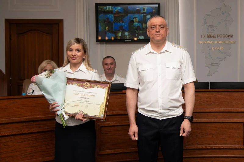 Начальник ГУ МВД России по Красноярскому краю Александр Соловьёв вручил ведомственные награды наиболее отличившимся сотрудникам органов внутренних дел Начальник ГУ МВД России по Красноярскому краю Александр Соловьёв вручил ведомственные награды наиболее отличившимся сотрудникам органов внутренних дел