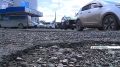 Красноярские водители жалуются на разбитые парковки у торговых центров